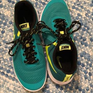 Nike Flex Experience RN Women’s Sneakers